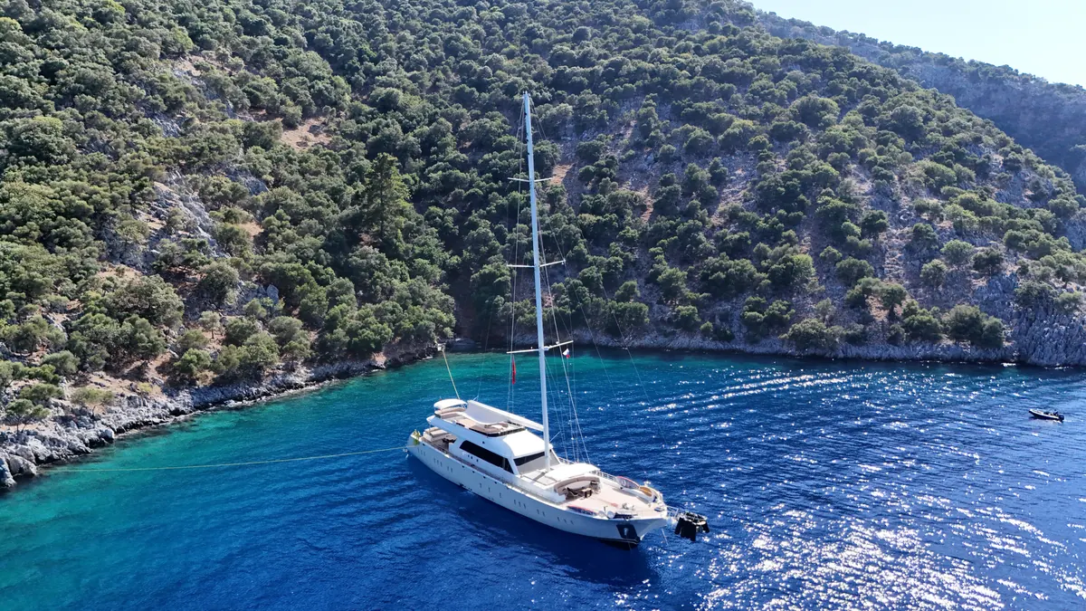 Dodo at anchor in a turquoise bay (1)