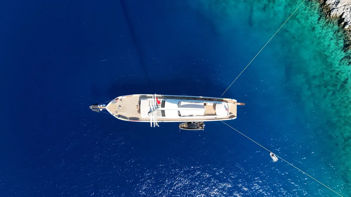 Dodo at anchor in a turquoise bay (2)