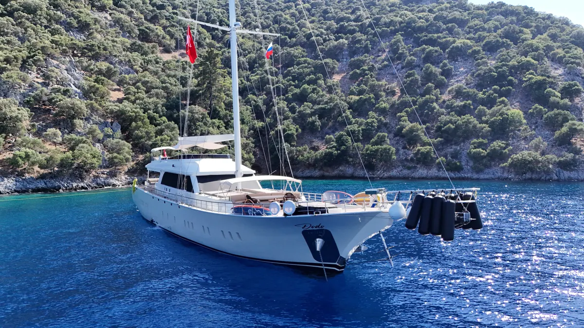Dodo at anchor in a turquoise bay (3)