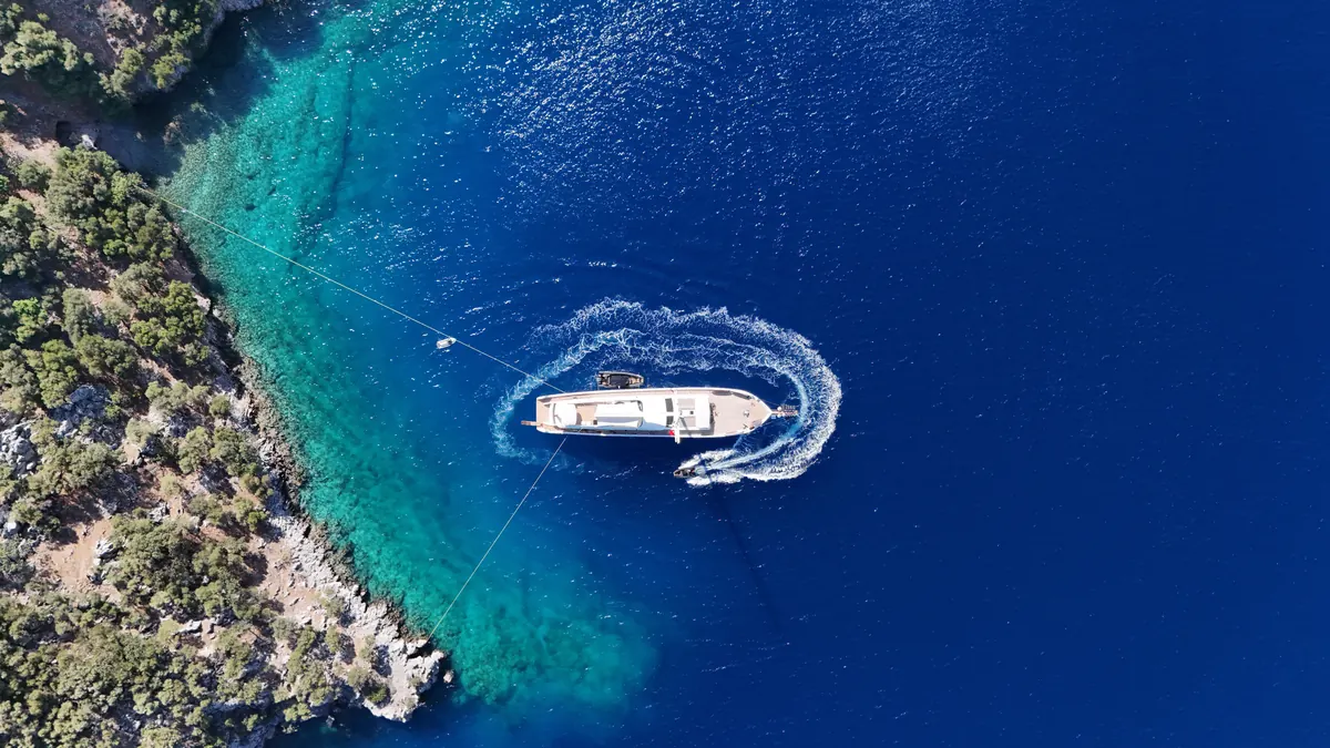 Dodo at anchor in a turquoise bay (5)