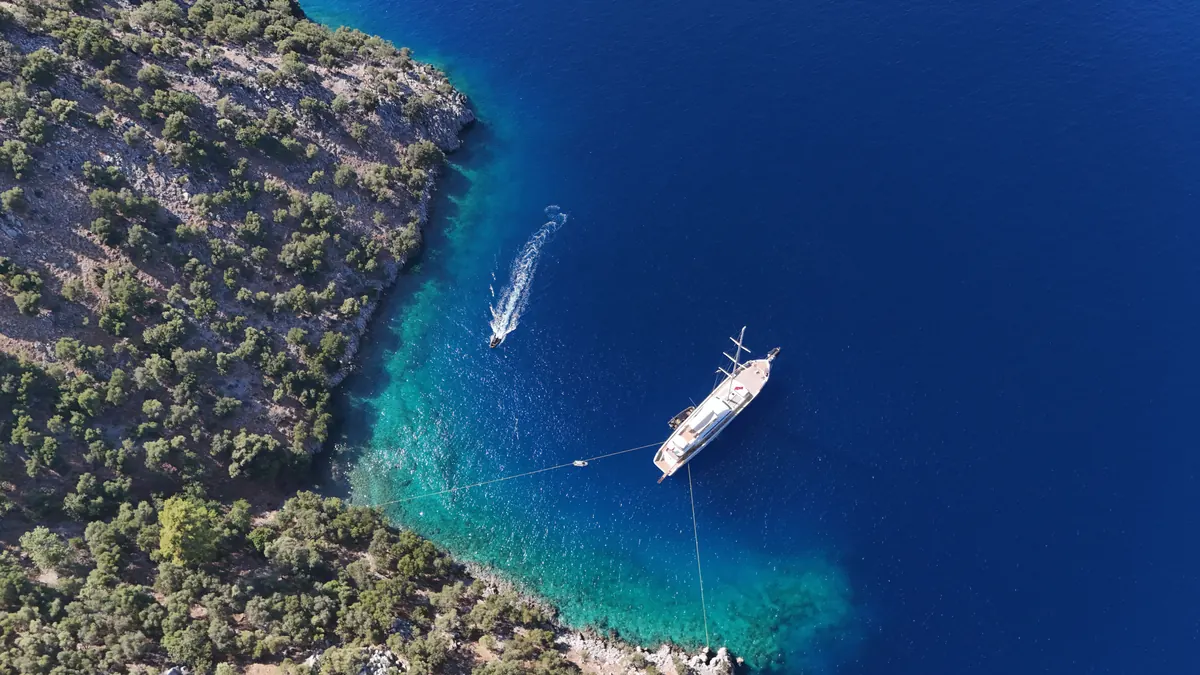 Dodo at anchor in a turquoise bay (7)