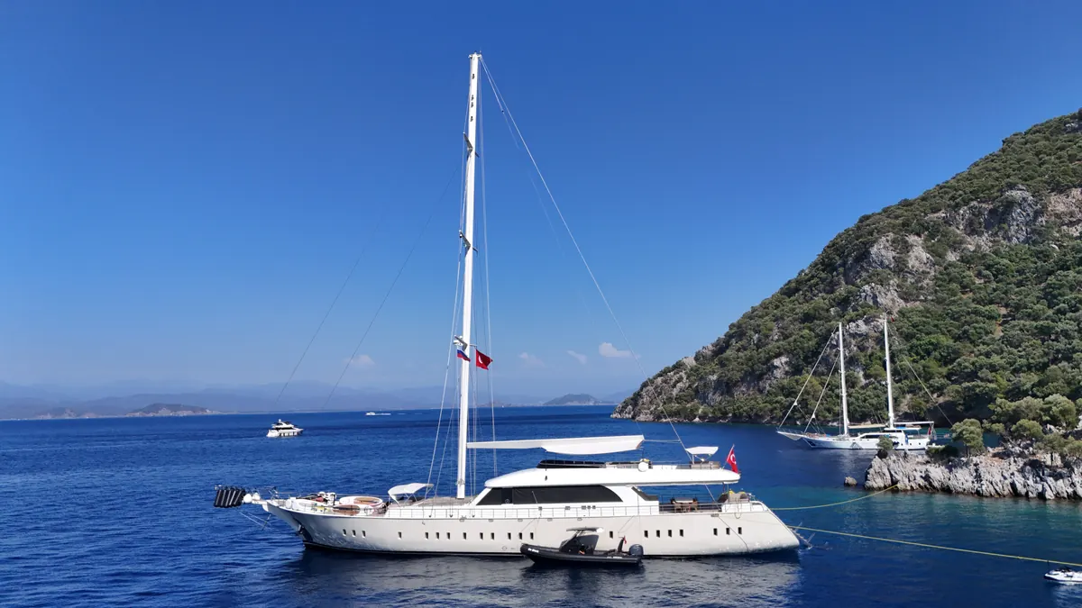 Dodo at anchor in a turquoise bay (8)